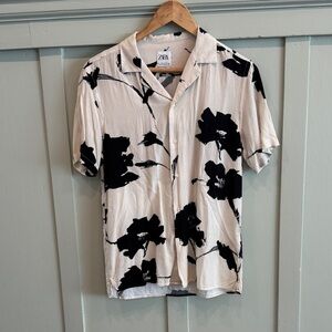 Zara Men's Cream and Black Relaxed Fit Floral Button Down Shirt